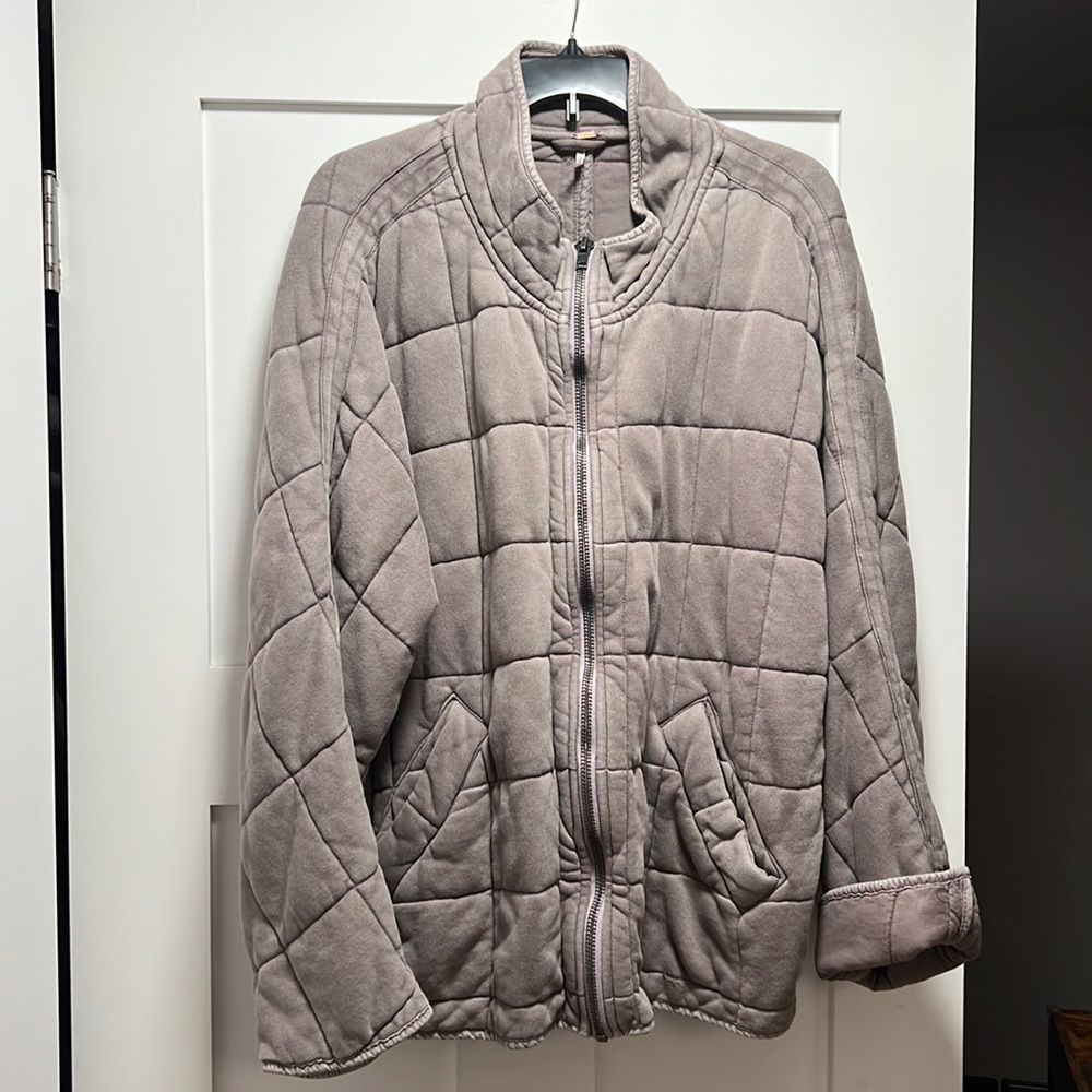 Size large hard to find color it’s like lavender grey color